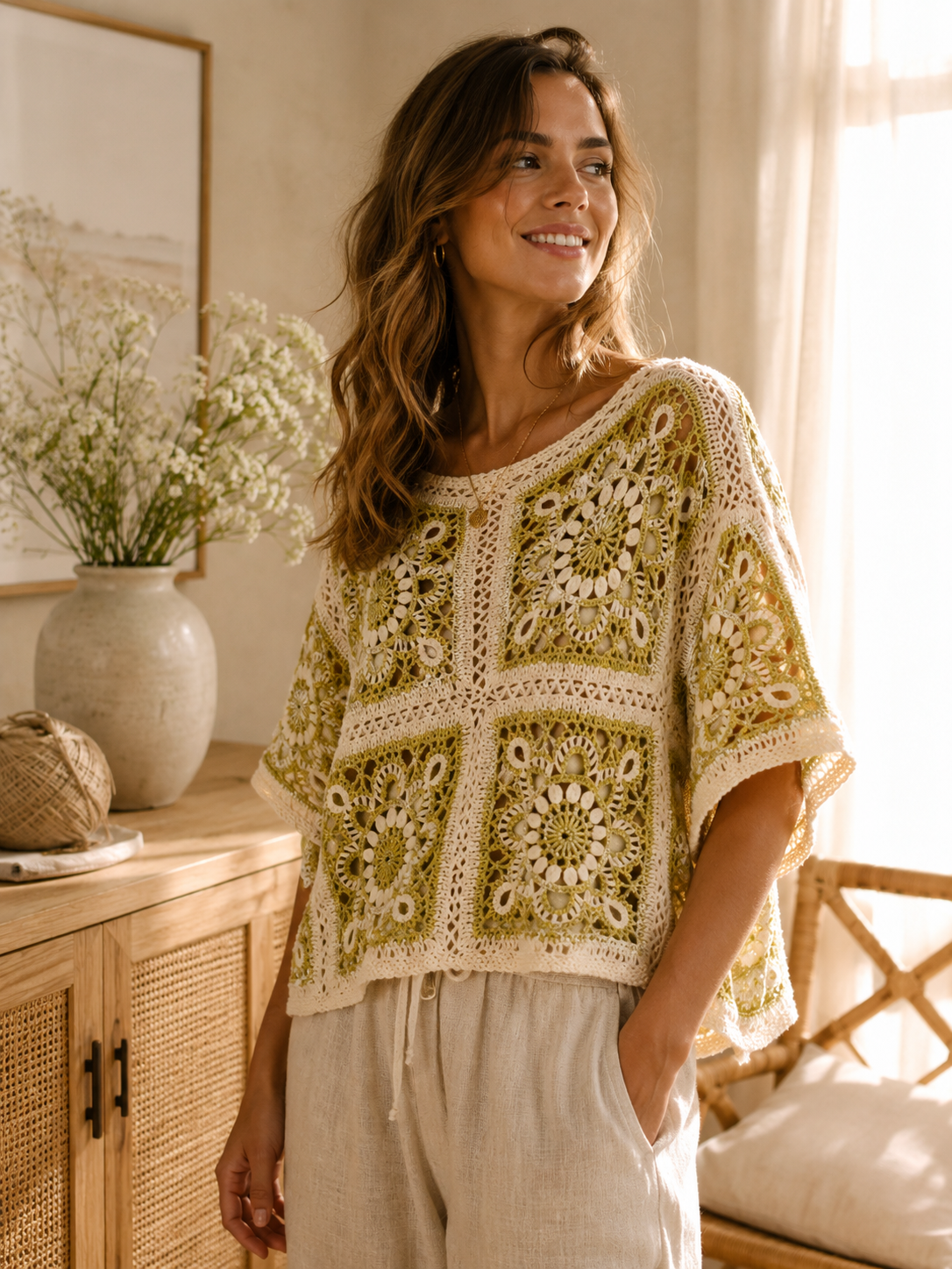 Modelo usando poncho artesanal de lana